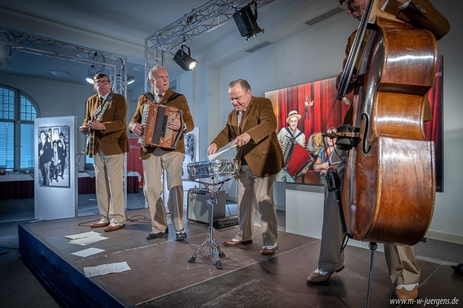 Ulrich Tukur und die Rhythmus Boys, Filmkunstfest Schwerin MV, Manfred W. Jürgens, Katharina John, Sparkasse Mecklenburg Schwerin, Historische Kundenhalle Ausstellung